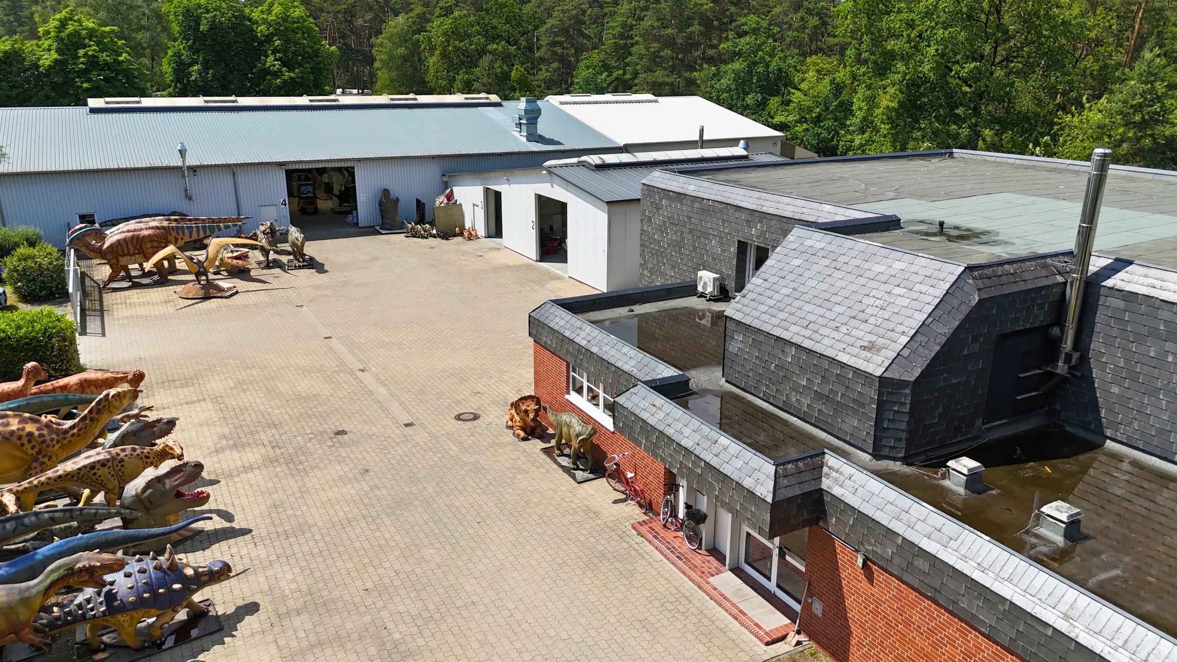 Auslieferungsstandort der Bernd Wolter Design GmbH in Rehburg-Loccum — Handwerker und Konstrukteure bei der Arbeit