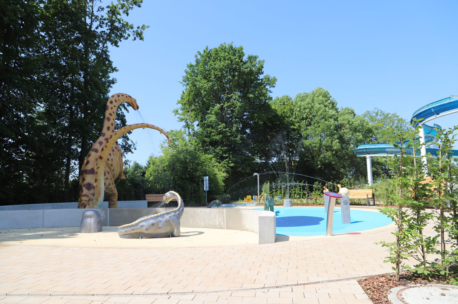 Themenobjekt Dino-Spraypark im Freizeitbad Münchehagen — Beispiel für maßgeschneiderte Sonderfiguren
