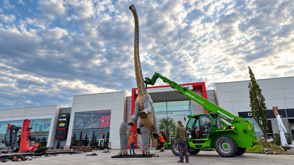 Der circa 11 Meter hohe aufrechte Diplodocus wird bei dodenhof in Posthausen für die Dinosaurier Ausstellung in Position gebracht