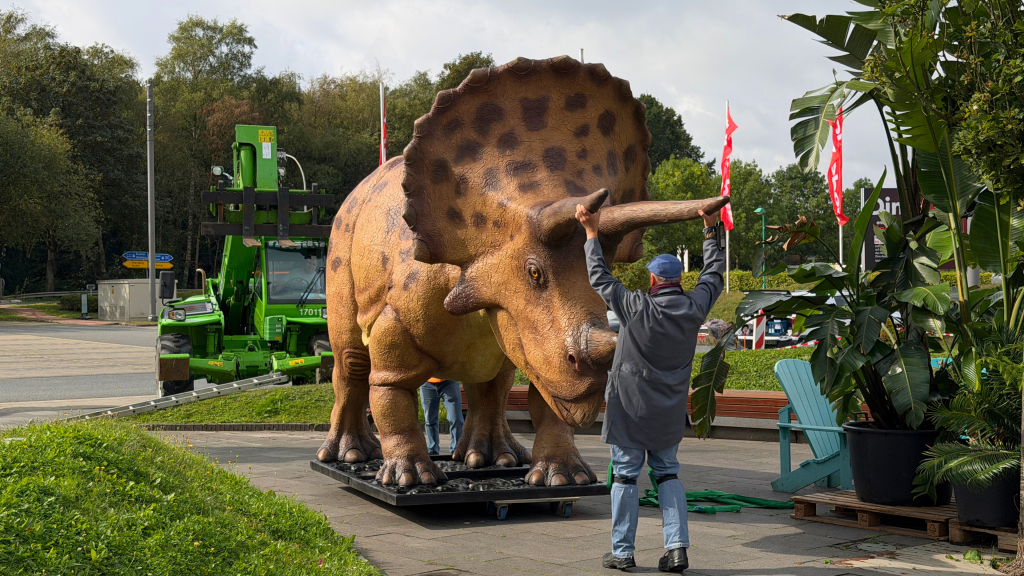Der Triceratops wird über den Parkplatz rangiert.